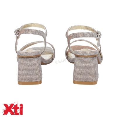 Sandálias prateadas de salto alto visto de trás sobre fundo branco