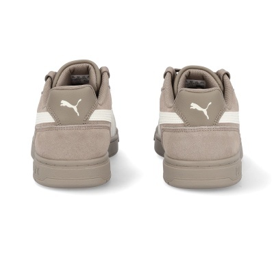 Par de ténis Puma bege vistos de trás com logo branco.