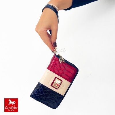 Carteira Cavalinho Penafiel com três cores e textura de pele de crocodilo