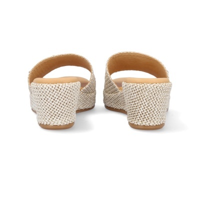 Sandálias de tacão médio cor bege com textura trançada vistas de trás