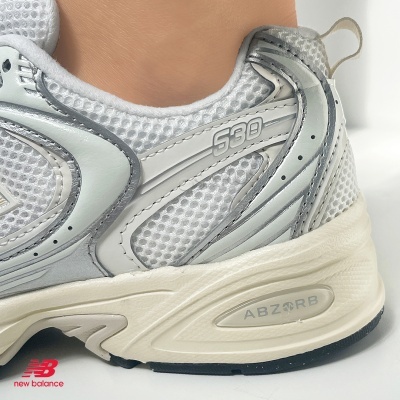 Sapatilha desportiva branca e prateada New Balance S30 com sola creme e detalhe ABZORB