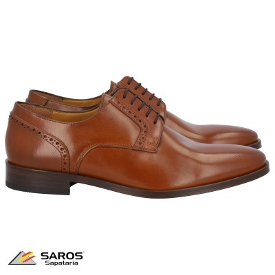 Sapatos de couro castanho com atacadores e detalhes perfurados