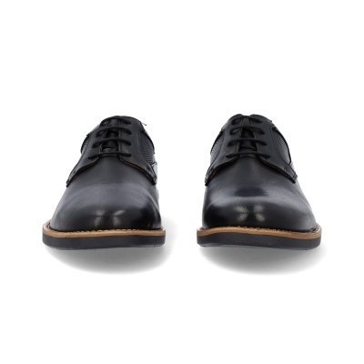 Par de sapatos de homem pretos com atacadores sobre fundo branco