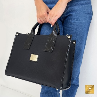 Mala de mão preta com alças texturizadas e placa metálica