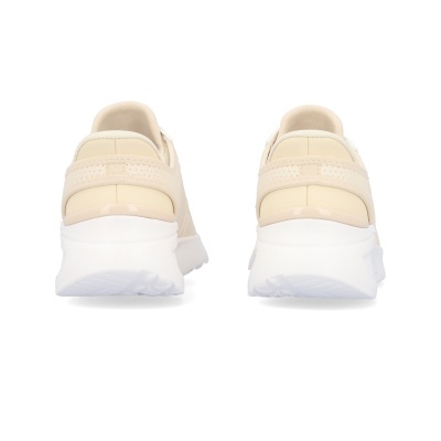 Sapatilhas bege com sola branca vista de trás