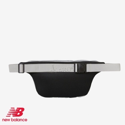 Bolsa de cintura preta com cinto cinza e fecho, sobre fundo branco, logotipo New Balance vermelho