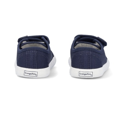 Ténis azuis escuros com sola branca vistos de trás