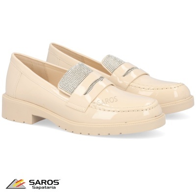 Sapatos mocassim bege claro com detalhes prateados de brilhantes