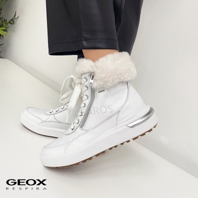 Bota branca de cano alto com pelúcia e cadarço, com fecho lateral