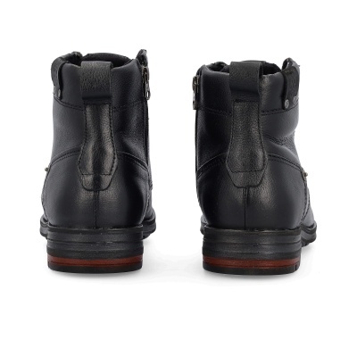 Botas masculinas pretas em couro com salto baixo e fecho de correr