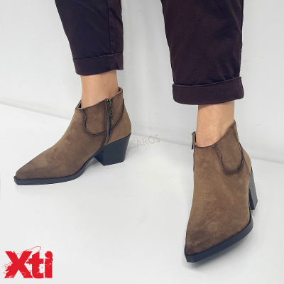 Botins castanhos em camurça com salto quadrado e fecho lateral