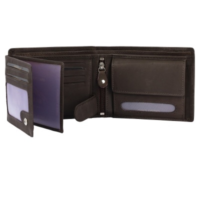Carteira masculina em couro castanho escuro aberta, mostrando múltiplos compartimentos e porta-moedas