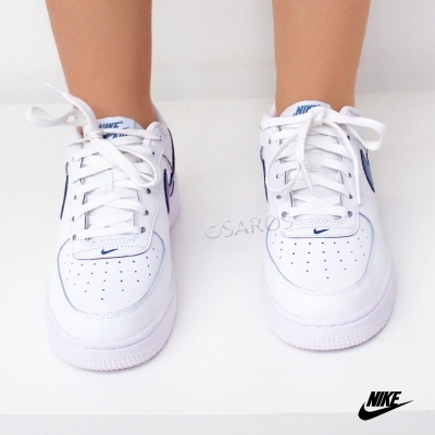 Ténis Nike Air Force 1 brancos com detalhes em azul