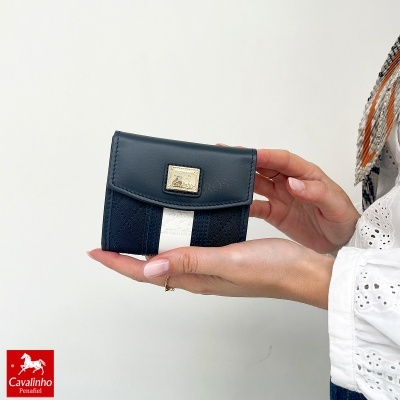 Carteira Cavalinho preta e branca em tecido e pele com placa metálica dourada