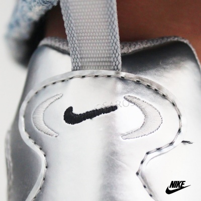 sapato desportivo prateado com logótipo Nike preto