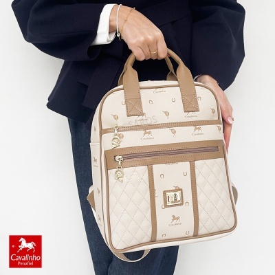 Mochila bege e camel padrão Cavalinho com detalhes em pele sintética e fechos dourados