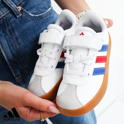 Ténis infantis brancos com riscas azuis e vermelha e sola cor de mel