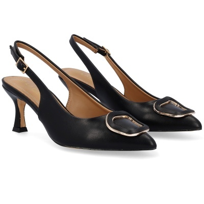 Sapatos pretos de salto alto com fivela dourada