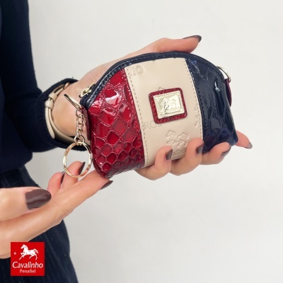 Carteira pequena Cavalinho Penafiel com três cores e textura brilhante tipo pele de crocodilo