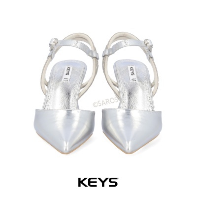 Sapatos femininos prateados com bico fino e alça ajustável da marca KEYS
