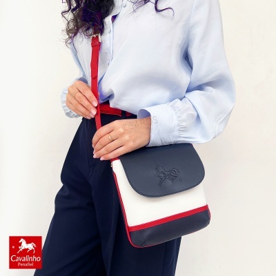 Mala transversal azul, branca e vermelha com relevo de cavalo