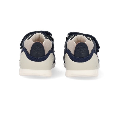 Par de sapatos infantis com sola branca vistos de trás