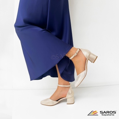 Sapato feminino bege de salto bloco com tiras e saia azul escuro
