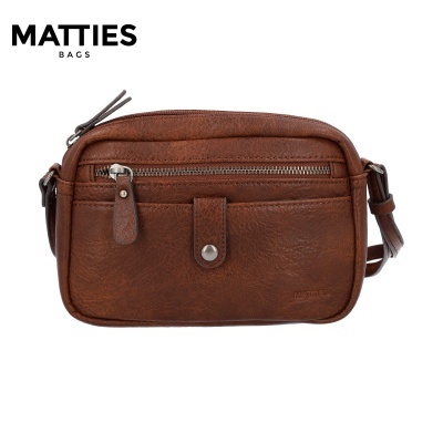Mala castanha de couro sintético com fecho prateado e botão frontal da marca MATTIES