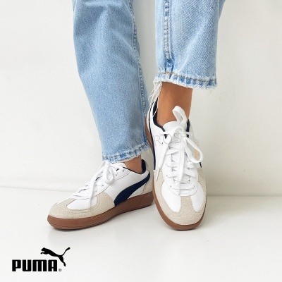 Ténis Puma brancos com detalhes em preto e bege com sola castanha e atacadores brancos