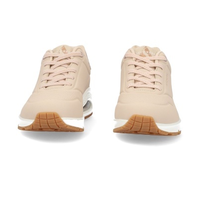 Par de ténis beige com sola branca e banda castanha, atacadores bege claro.