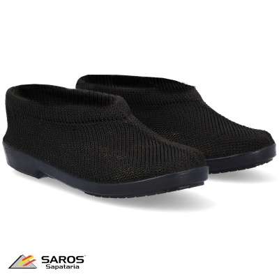 sapatos pretos de malha com sola preta