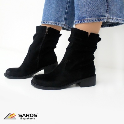 Botas pretas de salto baixo com fecho lateral e calças de ganga azuis