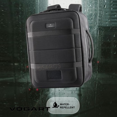 Mala preta Vogart com textura firme e etiqueta à frente com texto e gotas de água no vidro ao fundo