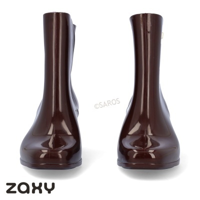 Botas de banho castanhas brilhantes em fundo branco com marca ZAXY