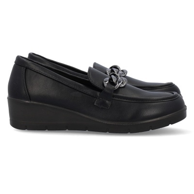 Sapatos pretos tipo mocassim com corrente metálica