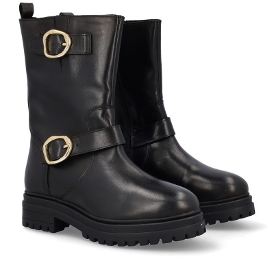 Botas pretas em couro com fivelas douradas e sola grossa preta