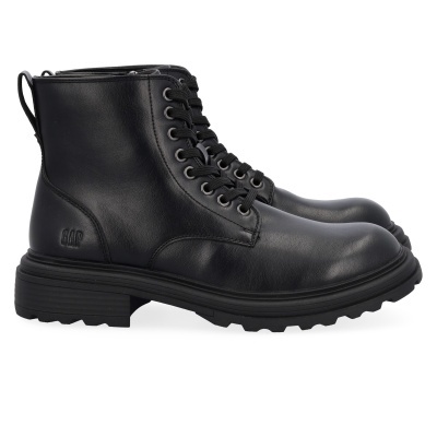 Par de botas pretas estilo militar com atacadores e sola grossa.
