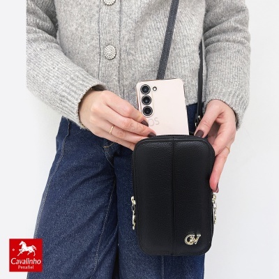 Sacola pequena preta em pele com fecho dourado e logo CV dourado