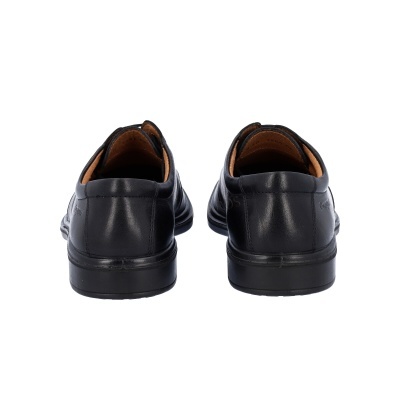Par de sapatos masculinos pretos em couro vista traseira