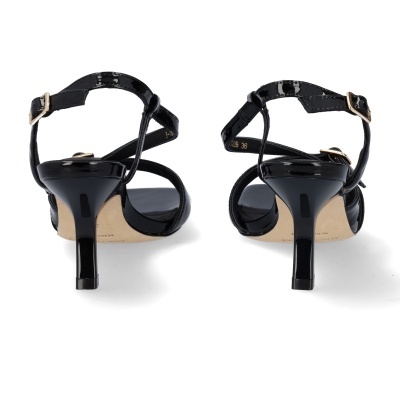 Sandálias femininas pretas em verniz com salto médio e tiras