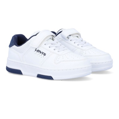 Ténis brancos com detalhes azul escuro e logo Levis na lateral