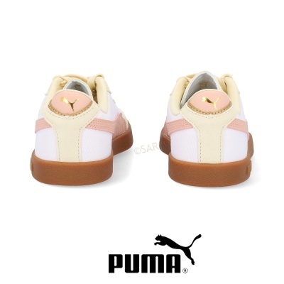Sapatilhas brancas PUMA com detalhes rosa e bege vistas de trás