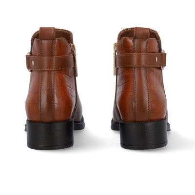 Botas castanhas de couro sintético com sola preta e textura de pele de crocodilo