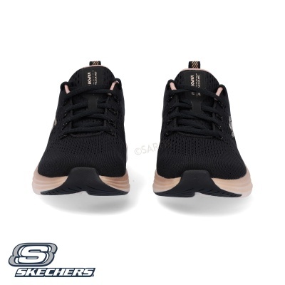 Par de sapatilhas Skechers pretas com sola bege e cordões pretos