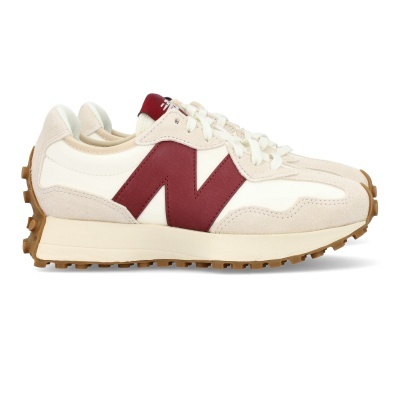 Ténis New Balance bege com logotipo vermelho e sola castanha antiderrapante