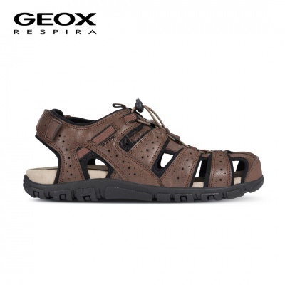 Sandália masculina Geox castanha aberta com sola preta e ajuste por cordão elástico.