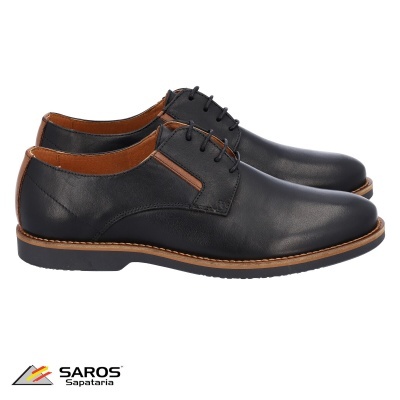 Sapatos masculinos pretos em pele com detalhes castanhos e sola preta