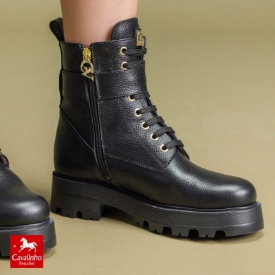 Botas pretas de couro granulado com atacadores e fecho de correr.