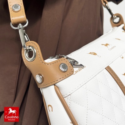 Mala branca com padrão estampado e detalhes em couro bege