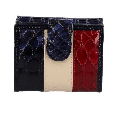Carteira em couro verniz com padrão de textura crocodilo em azul escuro, bege e vermelho com fecho de aba